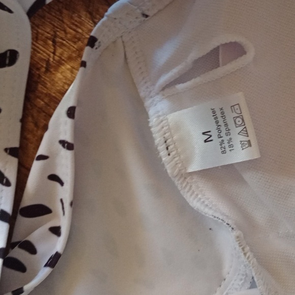 Stylish Black and White Swimsuit - Picture 3 of 4